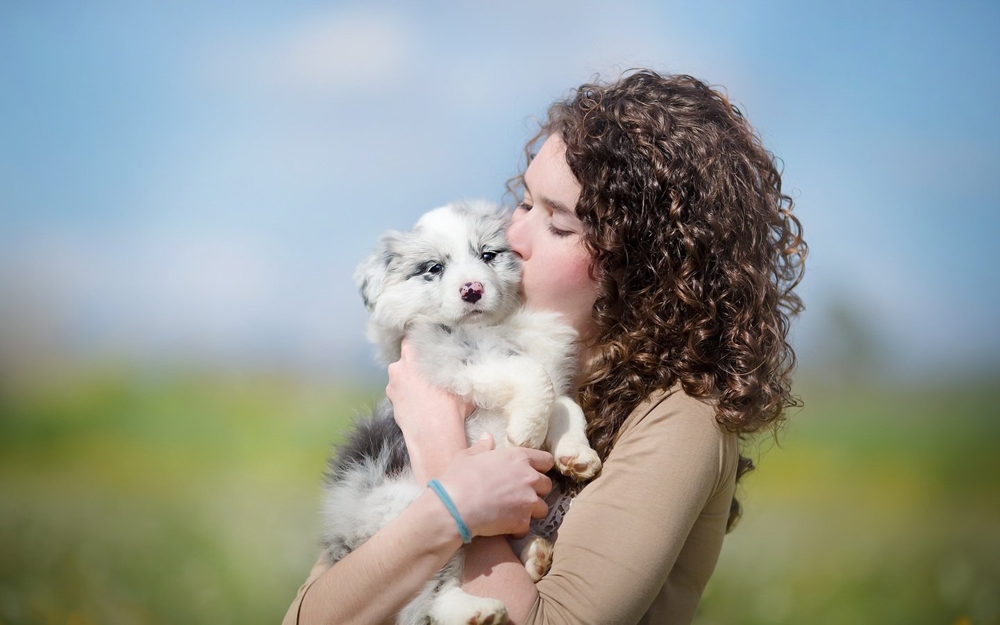 Обои девушка, настроение, портрет, собака, щенок, кудри, лицо, girl, mood, portrait, dog, puppy, curls, face разрешение 2048x1181 Загрузить