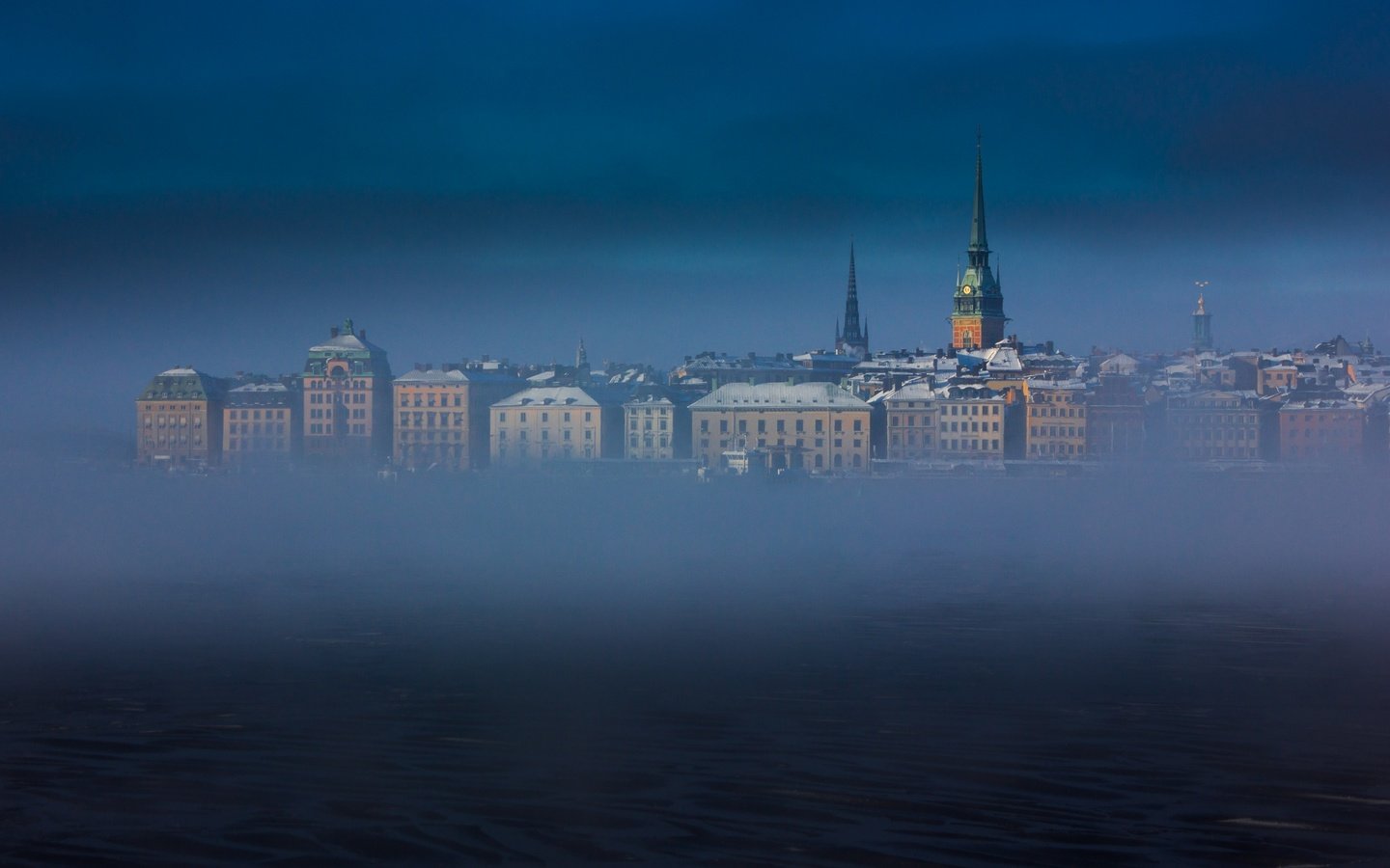 Обои небо, море, туман, башня, дома, швеция, стокгольм, the sky, sea, fog, tower, home, sweden, stockholm разрешение 2048x1235 Загрузить