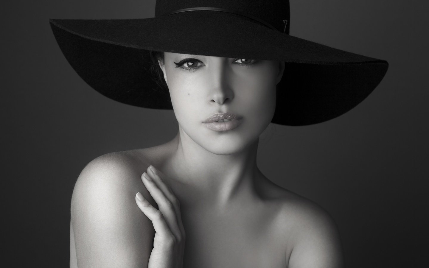 Обои взгляд, чёрно-белое, модель, шляпа, look, black and white, model, hat разрешение 5616x3744 Загрузить