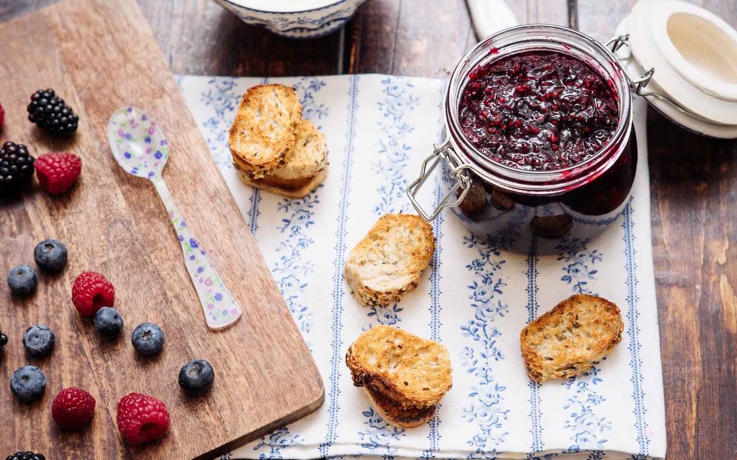 Обои малина, джем, ягоды, черника, варенье, брускетта, raspberry, jam, berries, blueberries, bruschetta разрешение 2048x1366 Загрузить