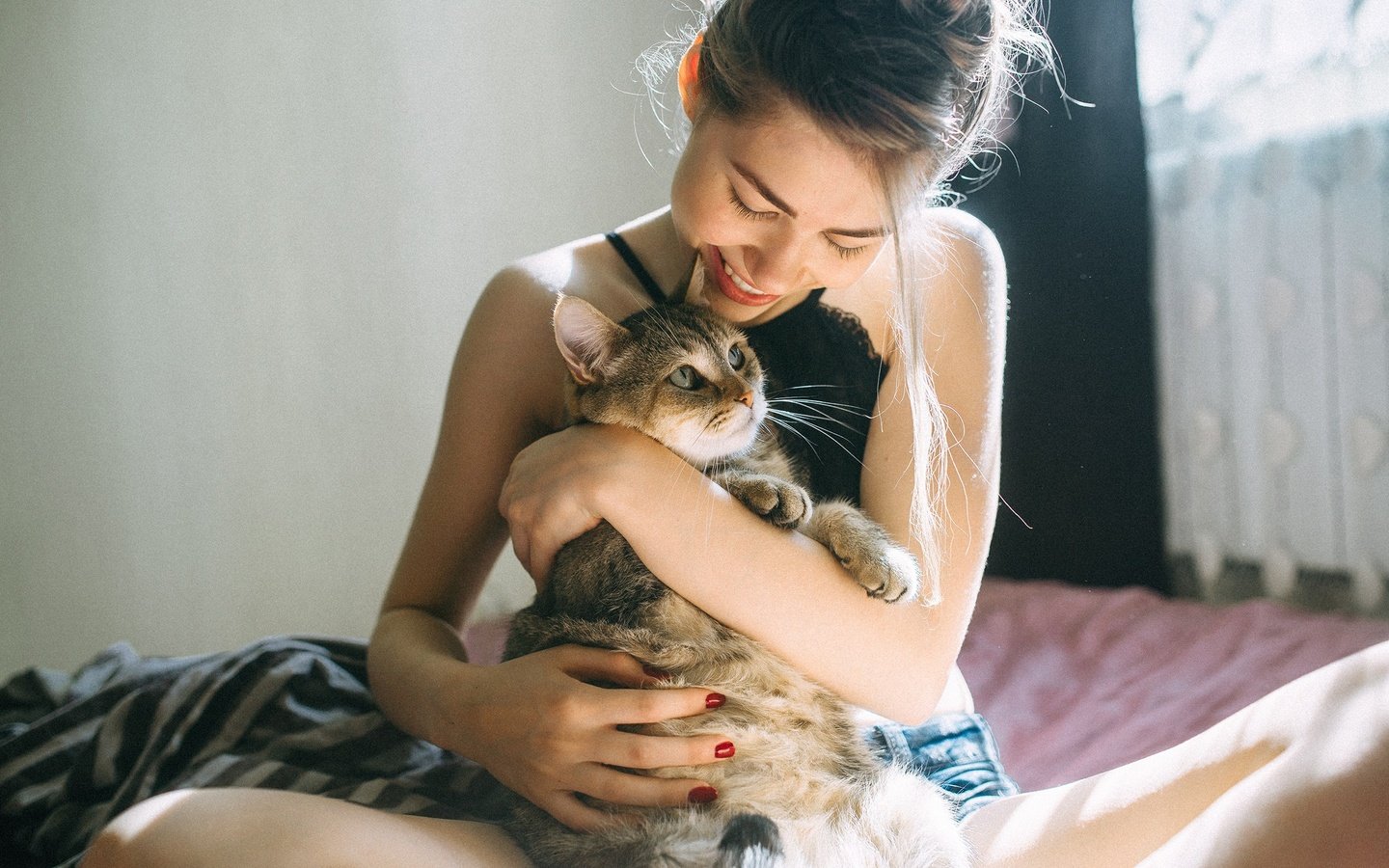 Обои девушка, улыбка, кошка, радость, girl, smile, cat, joy разрешение 2500x1669 Загрузить