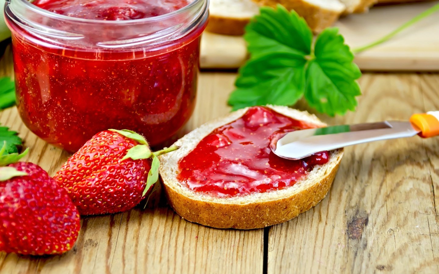 Обои клубника, джем, хлеб, ягоды, strawberry, jam, bread, berries разрешение 2560x1695 Загрузить