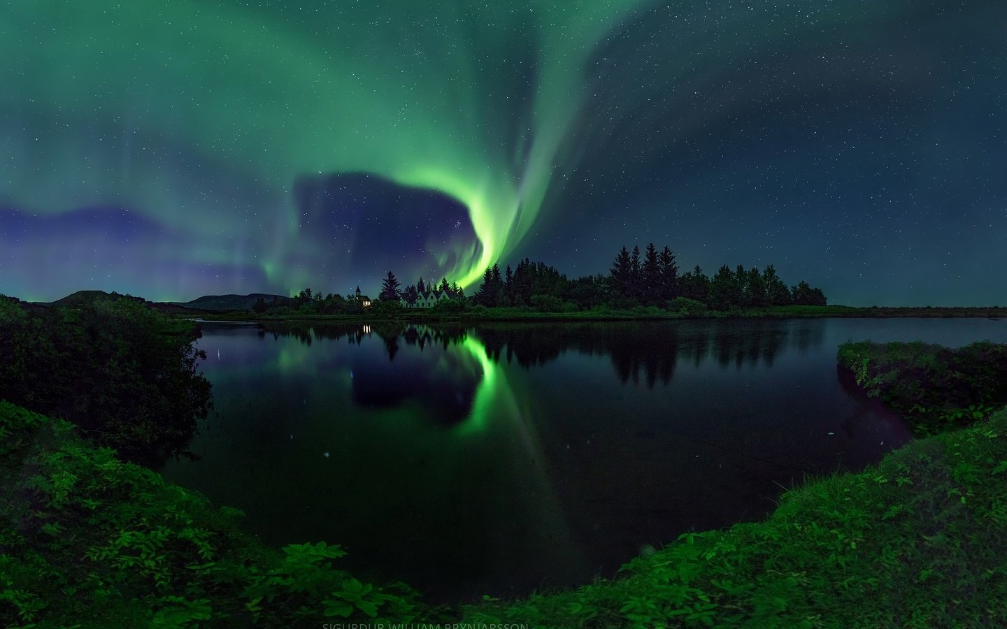 Обои ночь, озеро, река, отражение, звезды, северное сияние, дома, night, lake, river, reflection, stars, northern lights, home разрешение 2048x1308 Загрузить