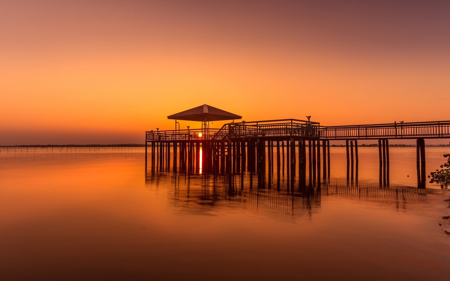 Обои озеро, закат, море, горизонт, пирс, беседка, зарево, lake, sunset, sea, horizon, pierce, gazebo, glow разрешение 2048x1234 Загрузить