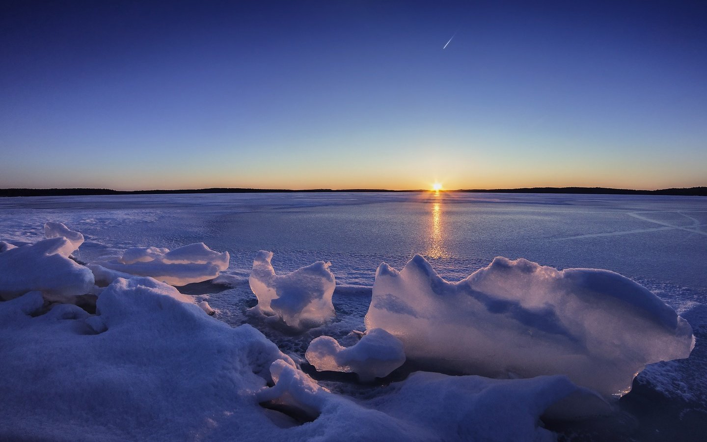 Обои небо, озеро, закат, зима, горизонт, лёд, финляндия, lake karijärvi, the sky, lake, sunset, winter, horizon, ice, finland разрешение 2048x1152 Загрузить