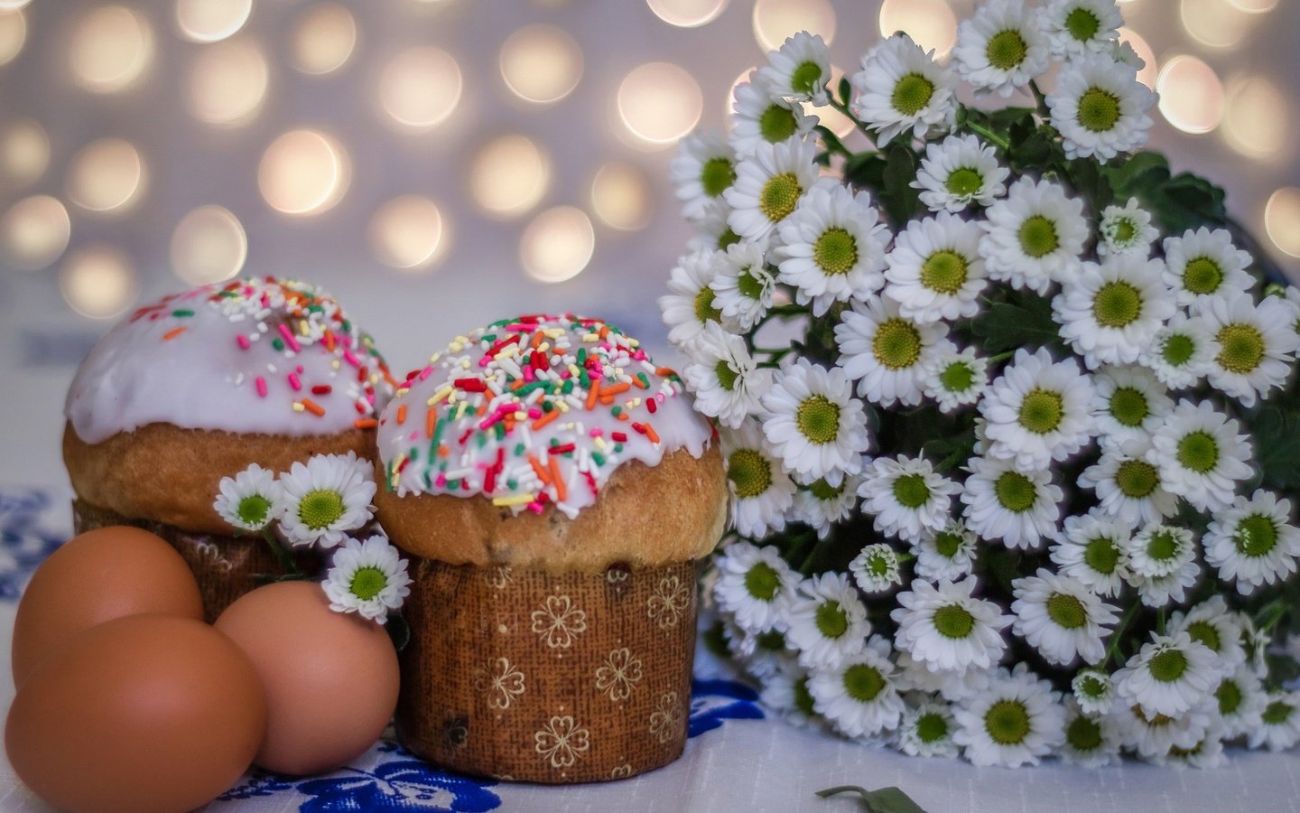 Обои цветы, весна, пасха, яйца, хризантемы, кулич, flowers, spring, easter, eggs, chrysanthemum, cake разрешение 2048x1347 Загрузить