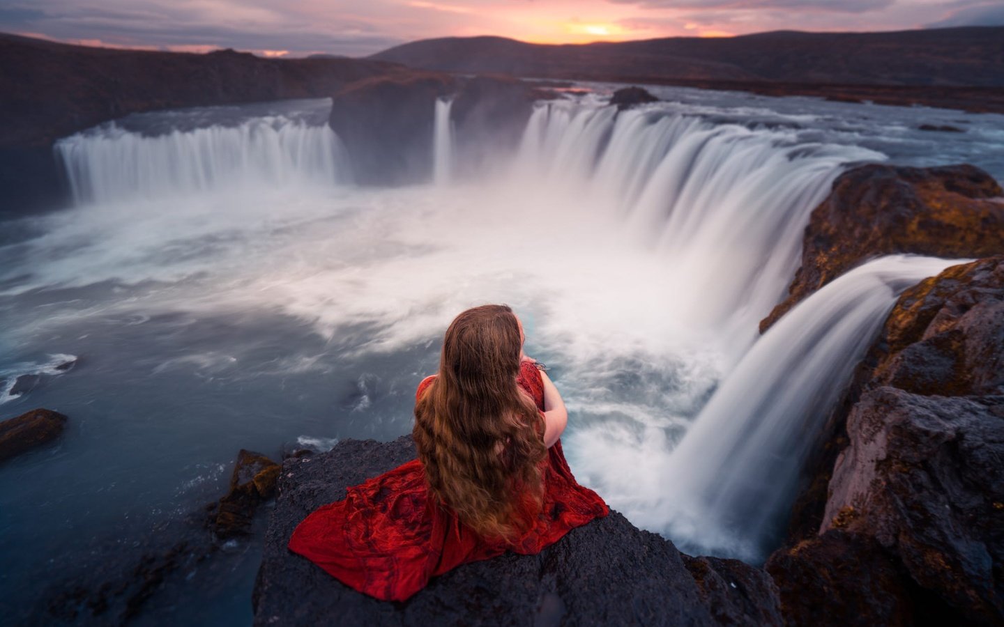 Обои скалы, камни, девушка, водопад, спина, волосы, в красном, lizzy gadd, rocks, stones, girl, waterfall, back, hair, in red разрешение 2000x1334 Загрузить