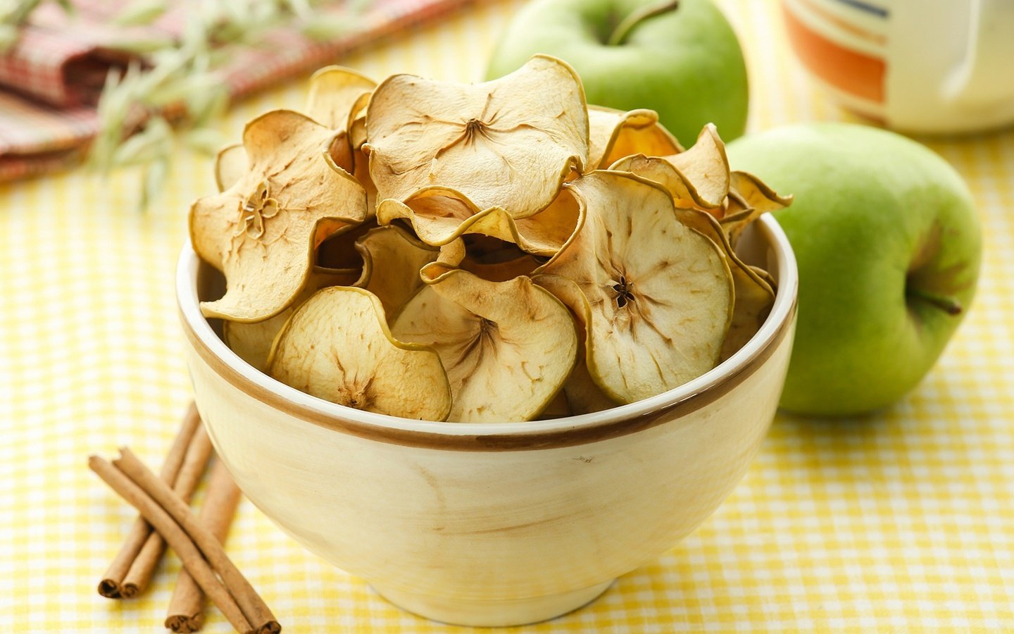 Обои корица, фрукты, яблоки, стол, миска, чипсы, cinnamon, fruit, apples, table, bowl, chips разрешение 1920x1280 Загрузить