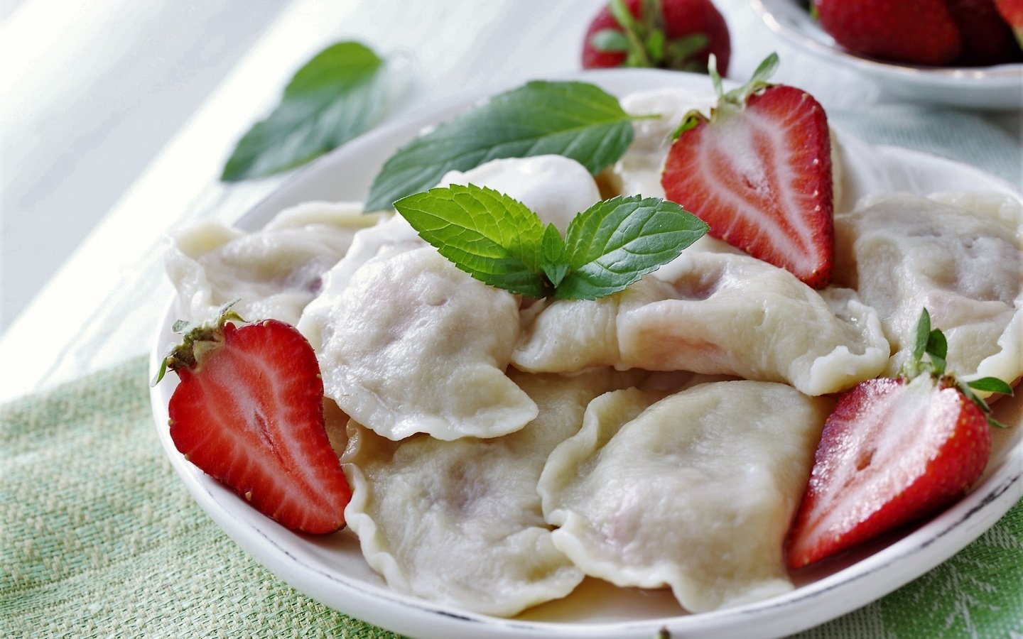 Обои мята, клубника, ягоды, начинка, тесто, вареники, mint, strawberry, berries, filling, the dough, dumplings разрешение 2000x1310 Загрузить