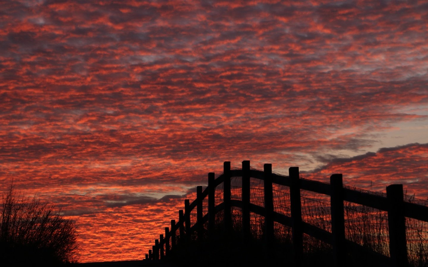 Обои небо, облака, берег, море, забор, the sky, clouds, shore, sea, the fence разрешение 5472x3648 Загрузить