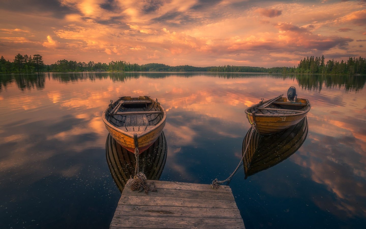 Обои небо, облака, деревья, озеро, отражение, лодки, причал, норвегия, the sky, clouds, trees, lake, reflection, boats, pier, norway разрешение 2000x1335 Загрузить