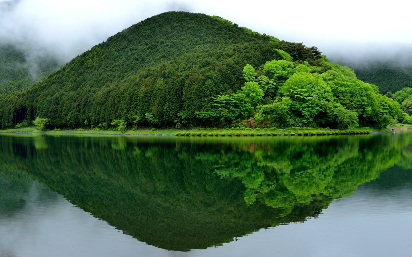 Обои деревья, зелень, отражение, пейзаж, гора, япония, холм, trees, greens, reflection, landscape, mountain, japan, hill разрешение 3000x1951 Загрузить