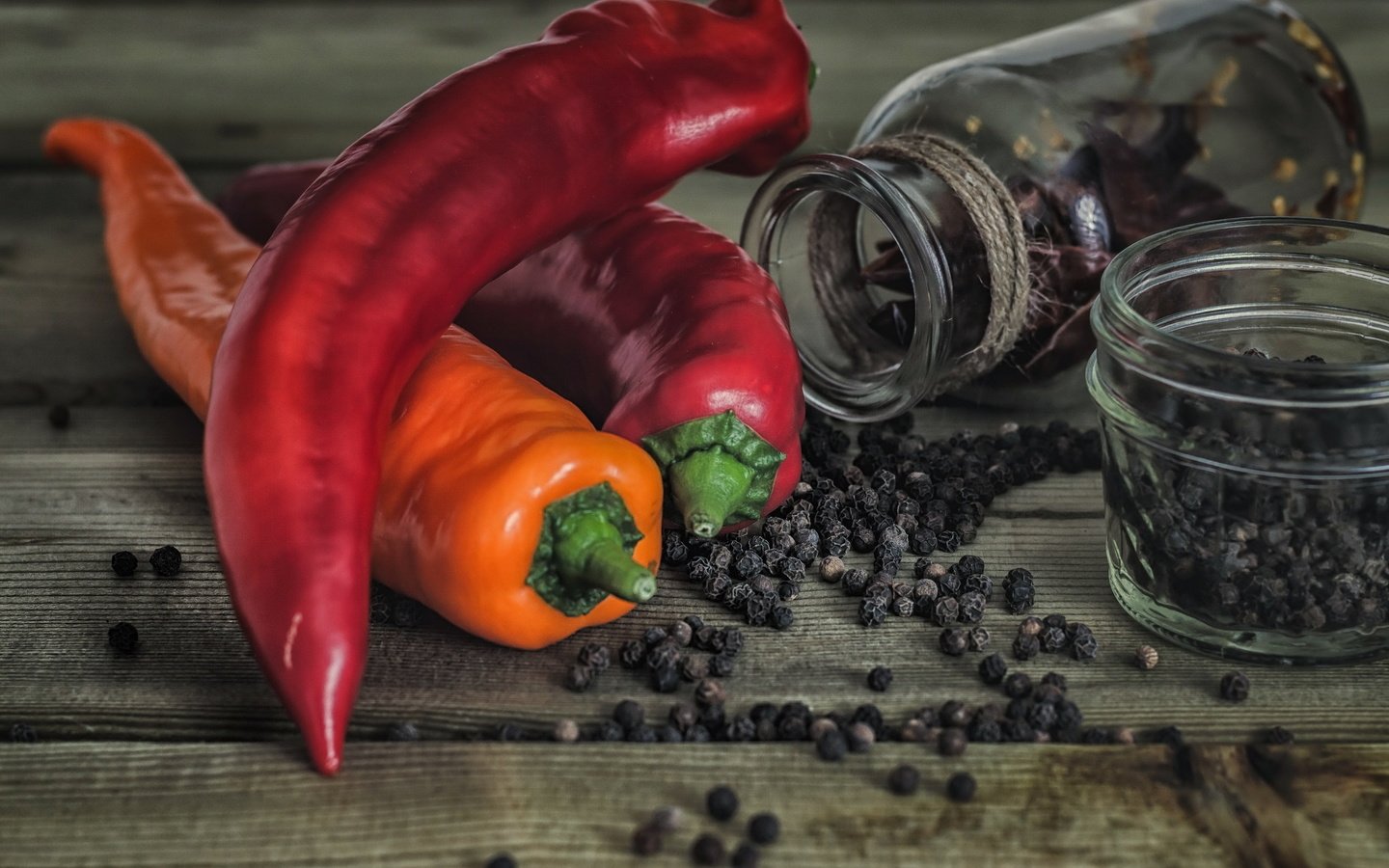 Обои фон, овощи, чили, перец, специи, background, vegetables, chile, pepper, spices разрешение 2560x1707 Загрузить