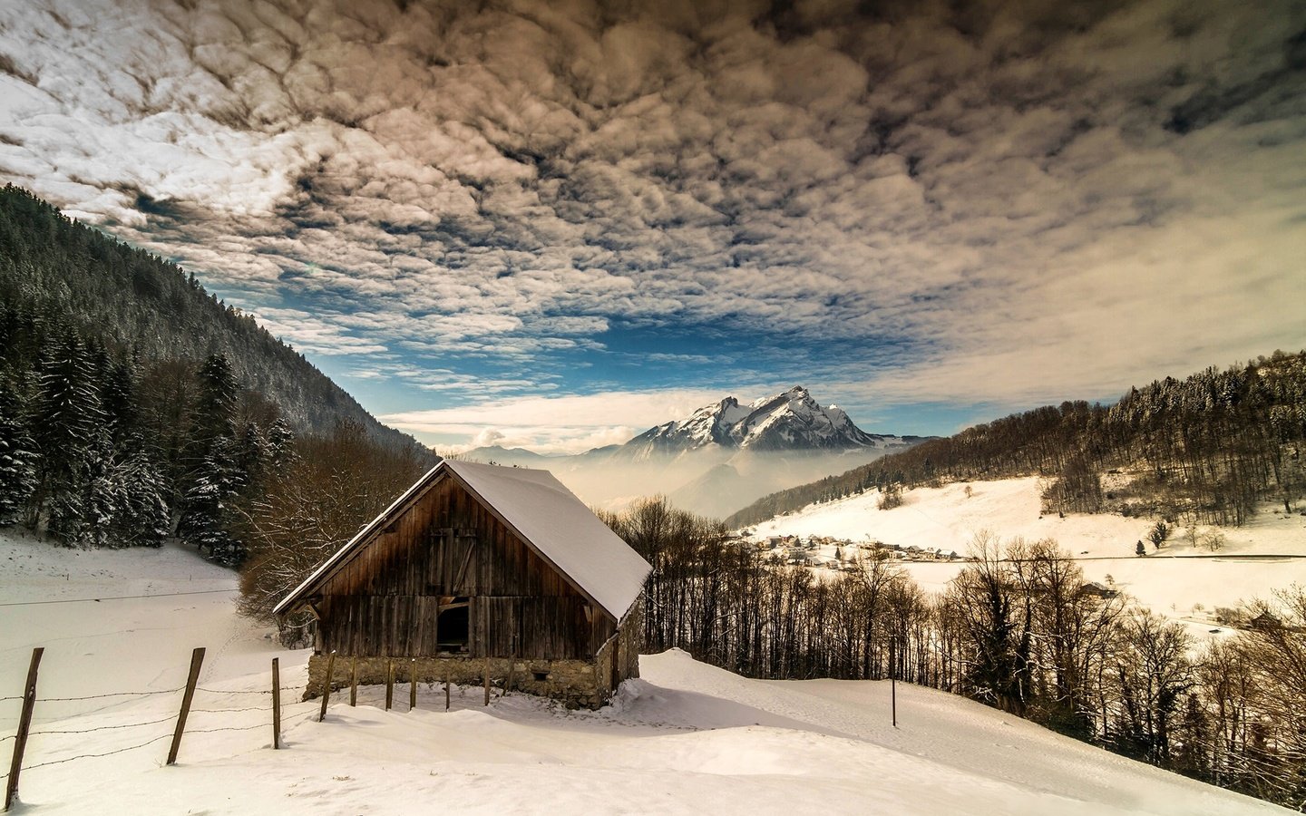 Обои облака, деревья, горы, снег, зима, пейзаж, дом, clouds, trees, mountains, snow, winter, landscape, house разрешение 2100x1400 Загрузить