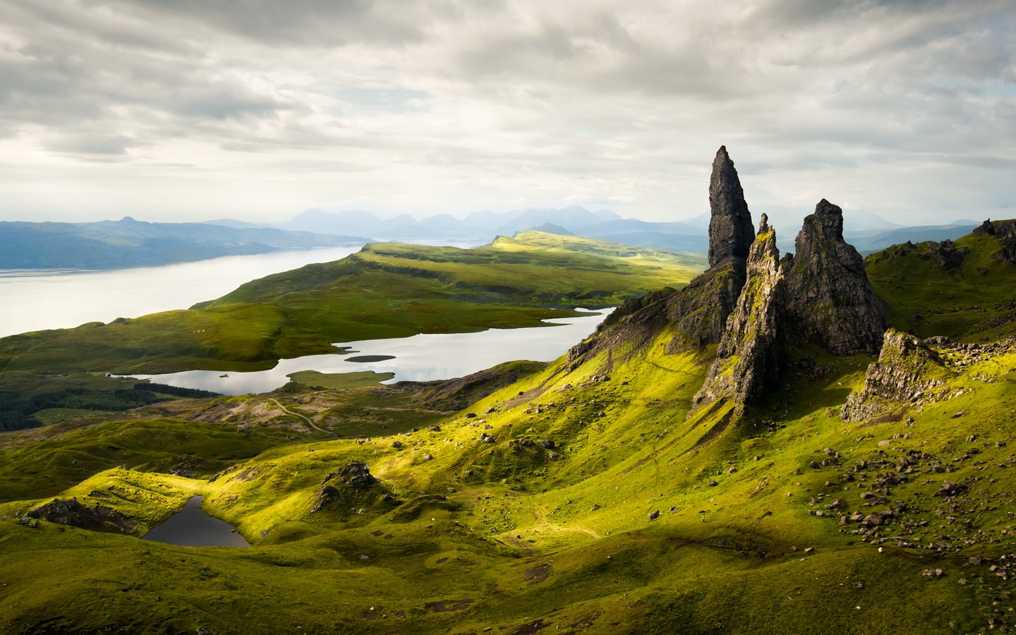 Обои озеро, склон, гора, шотландия, old man of storr, lake, slope, mountain, scotland разрешение 2000x1333 Загрузить