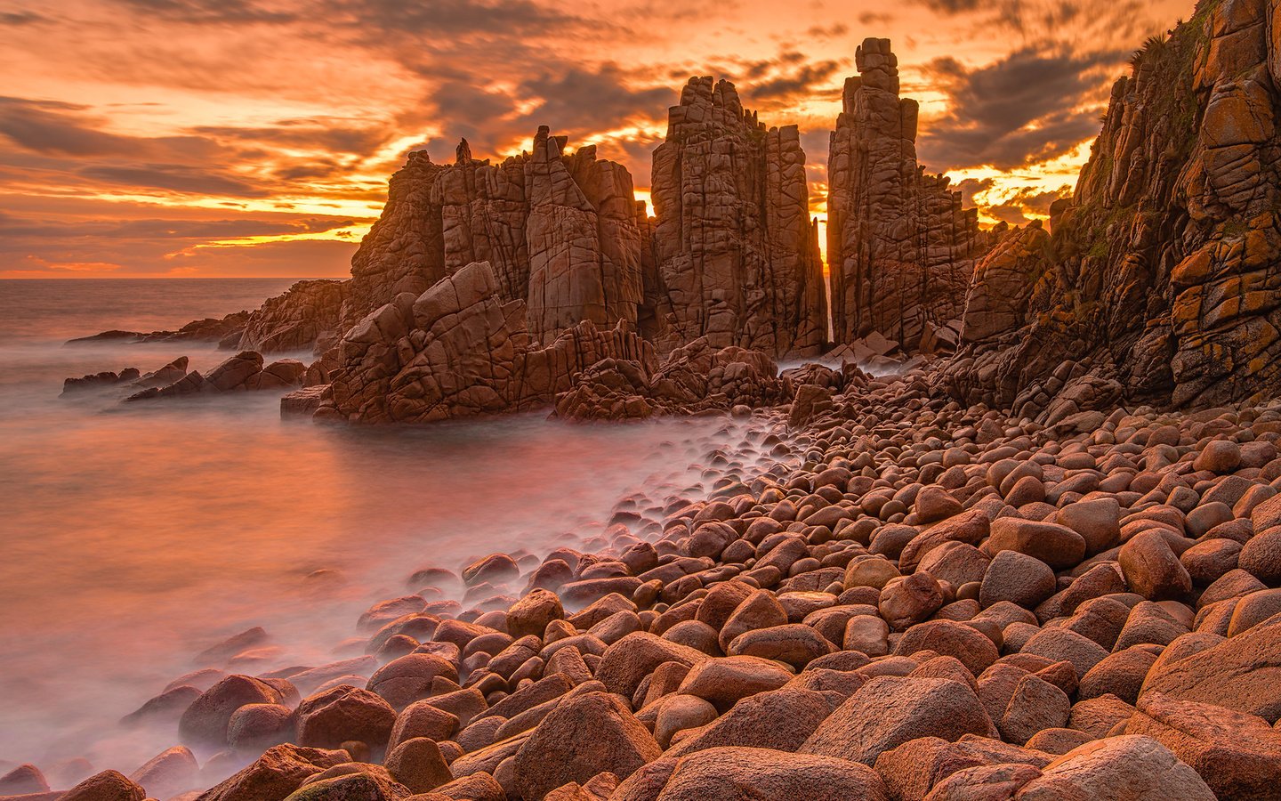 Обои скалы, камни, берег, море, австралия, зарево, мыс, вуламай, rocks, stones, shore, sea, australia, glow, cape, woolamai разрешение 2048x1536 Загрузить