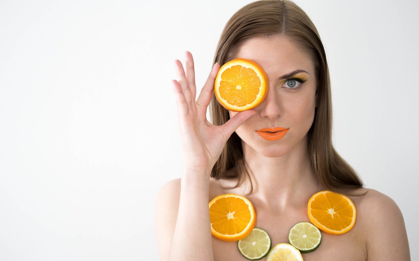 Обои девушка, апельсины, модель, волосы, губы, лицо, лайм, girl, oranges, model, hair, lips, face, lime разрешение 4869x3246 Загрузить