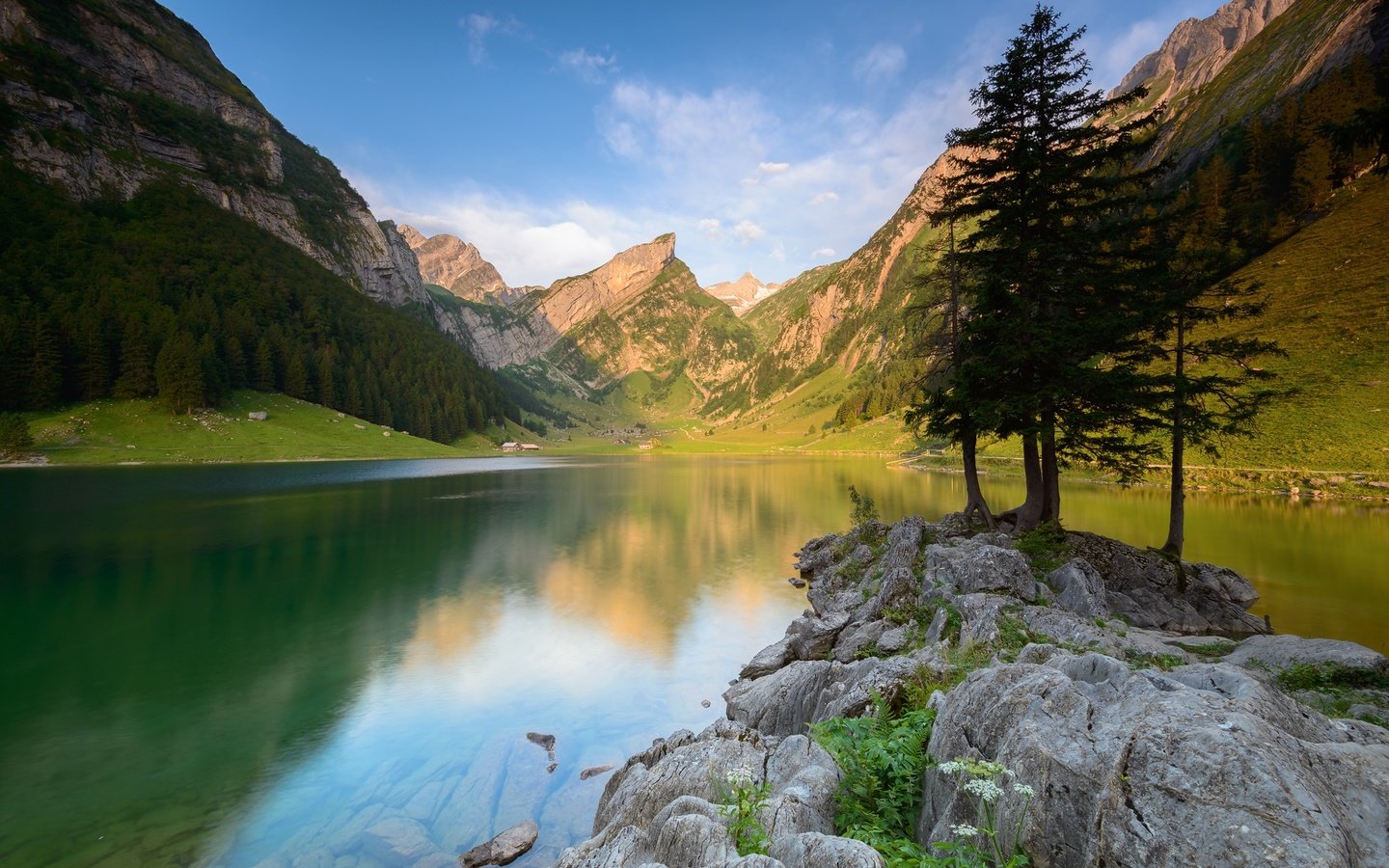 Обои деревья, озеро, горы, камни, пейзаж, лето, trees, lake, mountains, stones, landscape, summer разрешение 2000x1335 Загрузить