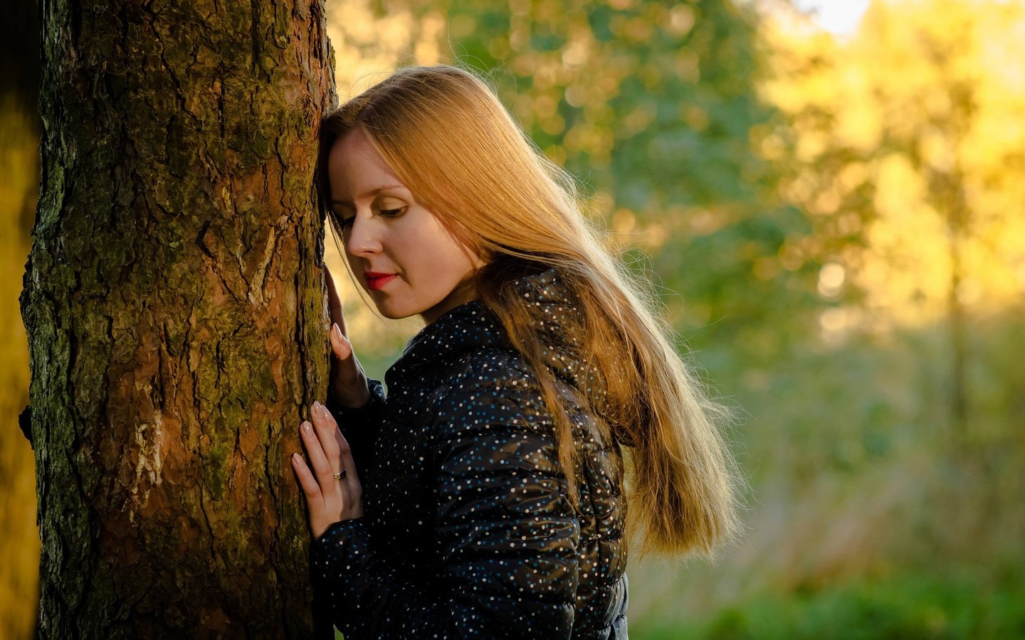 Обои дерево, девушка, модель, волосы, tree, girl, model, hair разрешение 3000x1987 Загрузить