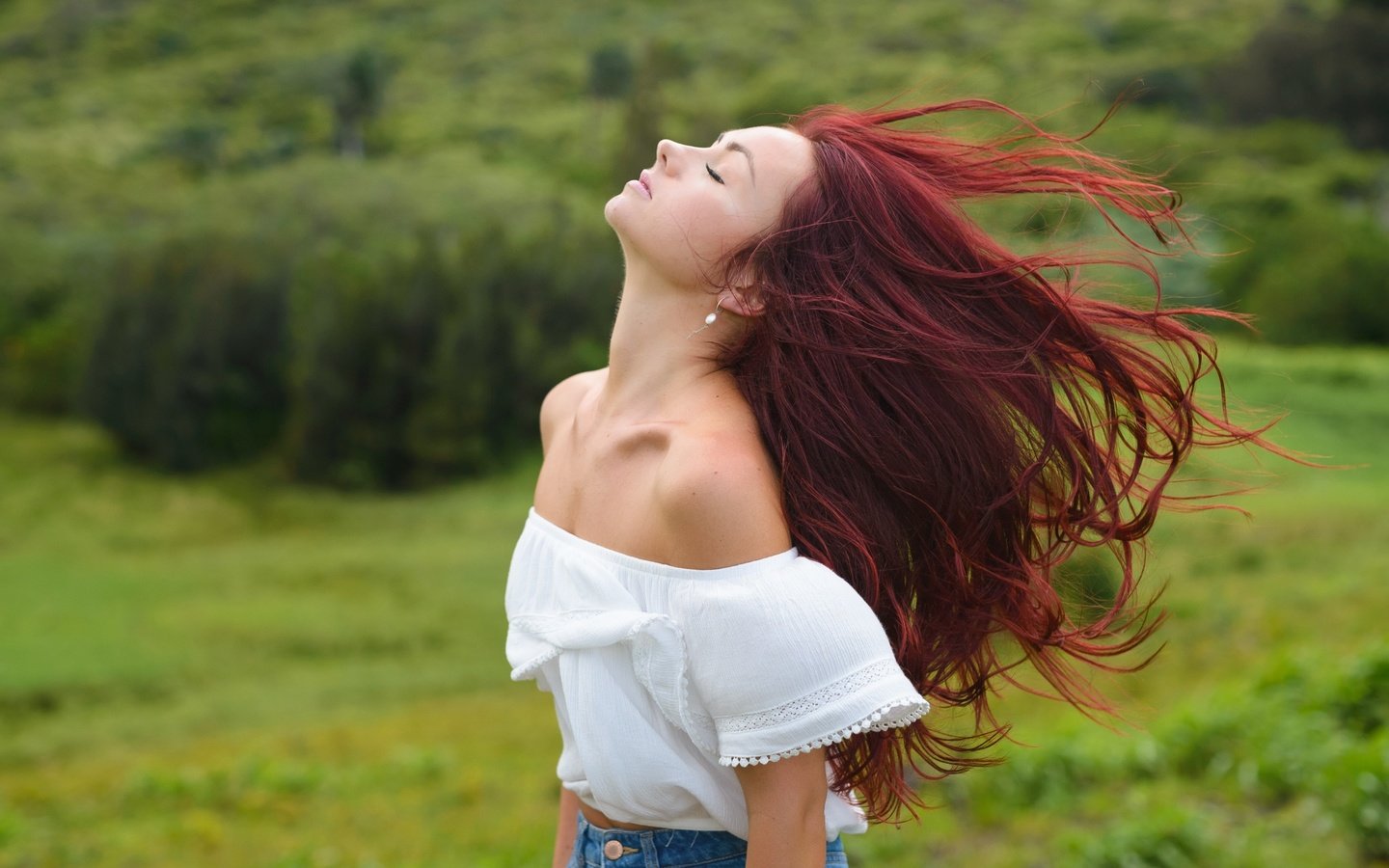 Обои природа, девушка, фон, профиль, волосы, ветер, голые плечи, roisin neville, nature, girl, background, profile, hair, the wind, bare shoulders разрешение 2048x1367 Загрузить