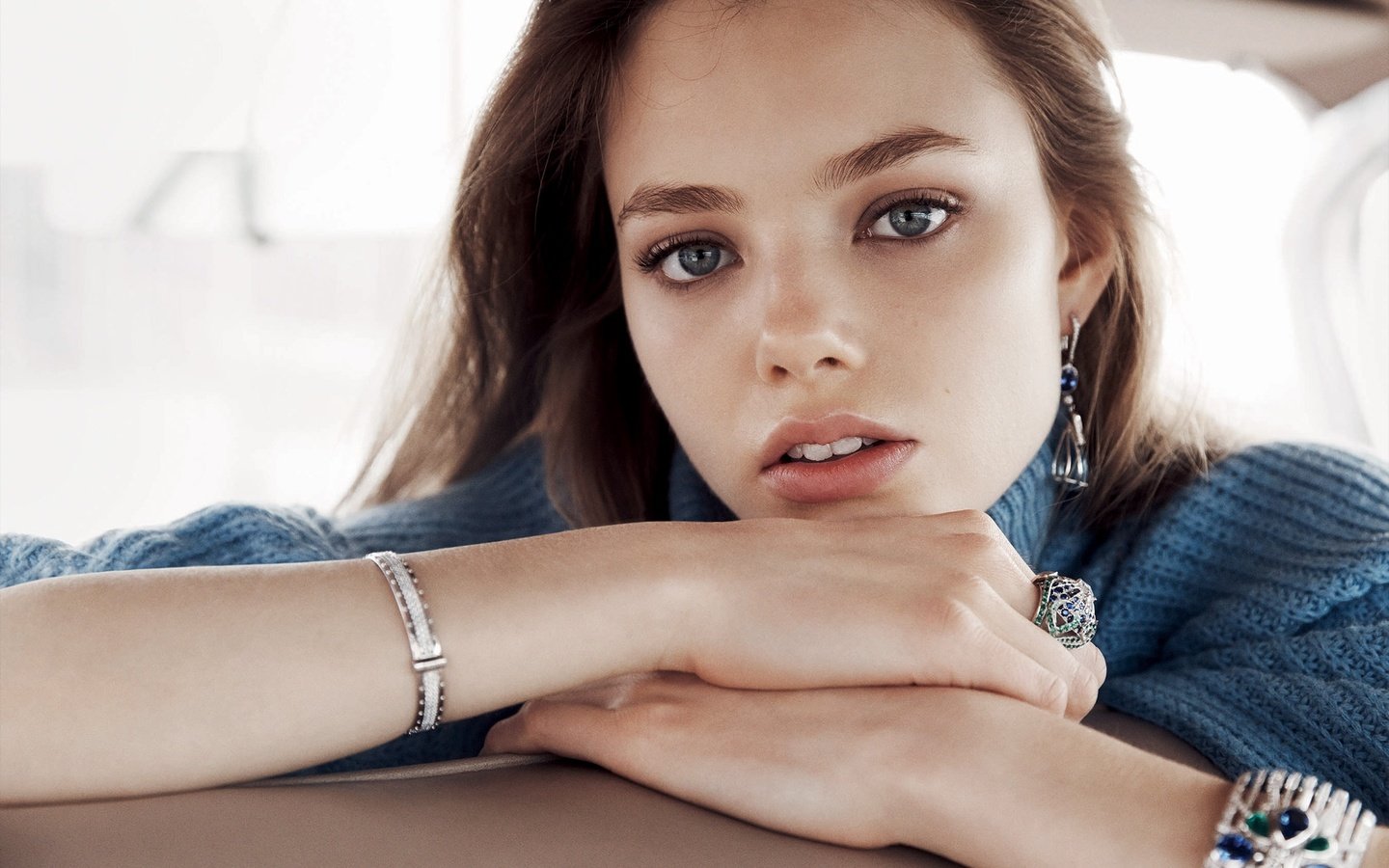 Обои девушка, взгляд, модель, губы, лицо, руки, в машине, kristine froseth, кристин фросет, christine proset, girl, look, model, lips, face, hands, in the car разрешение 2130x1556 Загрузить