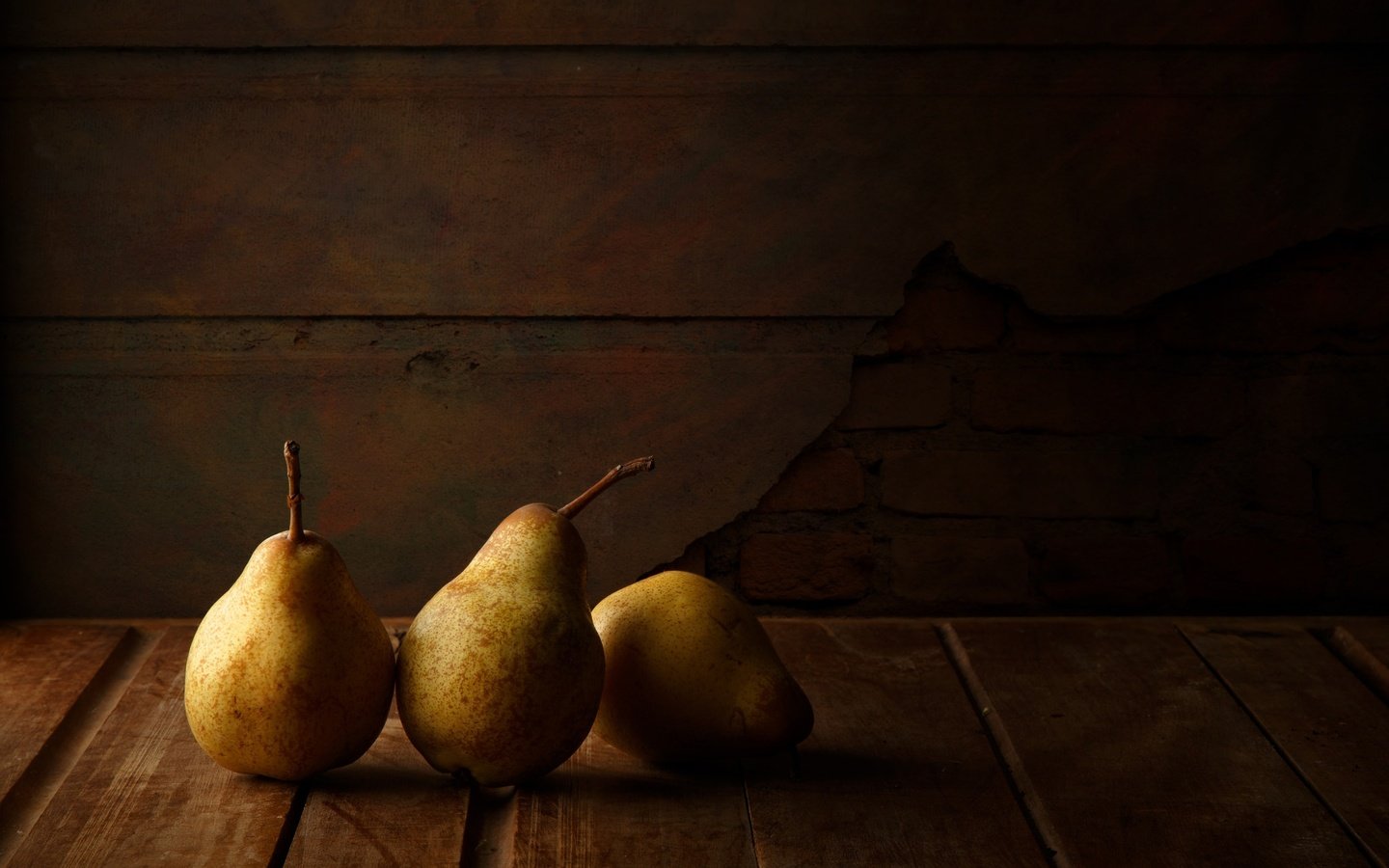 Обои фрукты, черный фон, груши, fruit, black background, pear разрешение 2048x1463 Загрузить