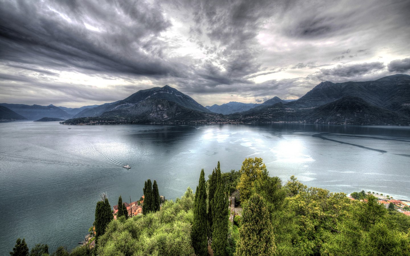 Обои небо, деревья, озеро, горы, пейзаж, корабль, италия, the sky, trees, lake, mountains, landscape, ship, italy разрешение 2560x1600 Загрузить