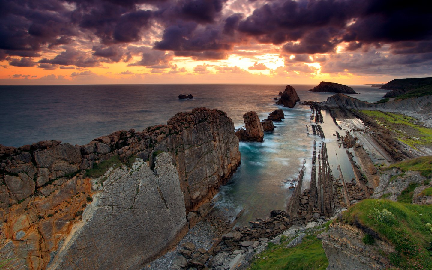 Обои небо, облака, скалы, камни, море, the sky, clouds, rocks, stones, sea разрешение 1920x1280 Загрузить