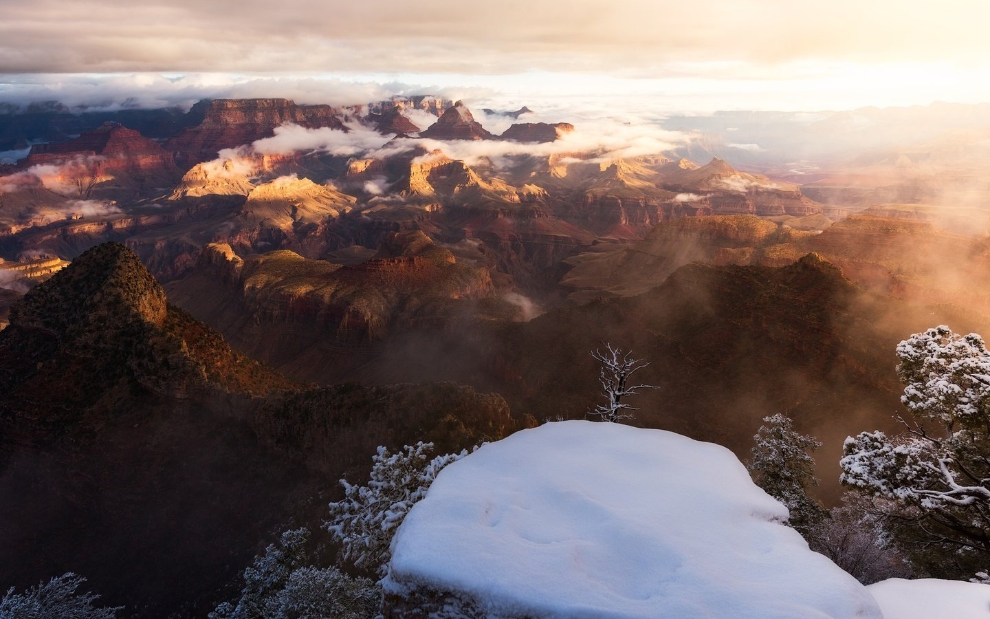 Обои небо, свет, облака, снег, зима, туман, каньон, the sky, light, clouds, snow, winter, fog, canyon разрешение 2048x1367 Загрузить