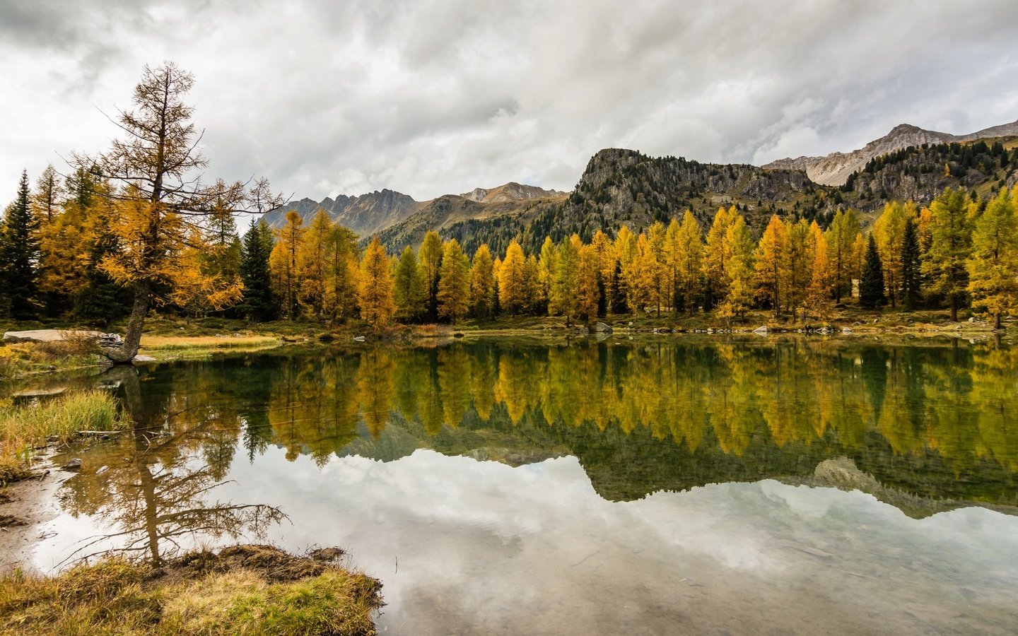 Обои небо, облака, озеро, горы, природа, лес, отражение, осень, the sky, clouds, lake, mountains, nature, forest, reflection, autumn разрешение 2000x1334 Загрузить