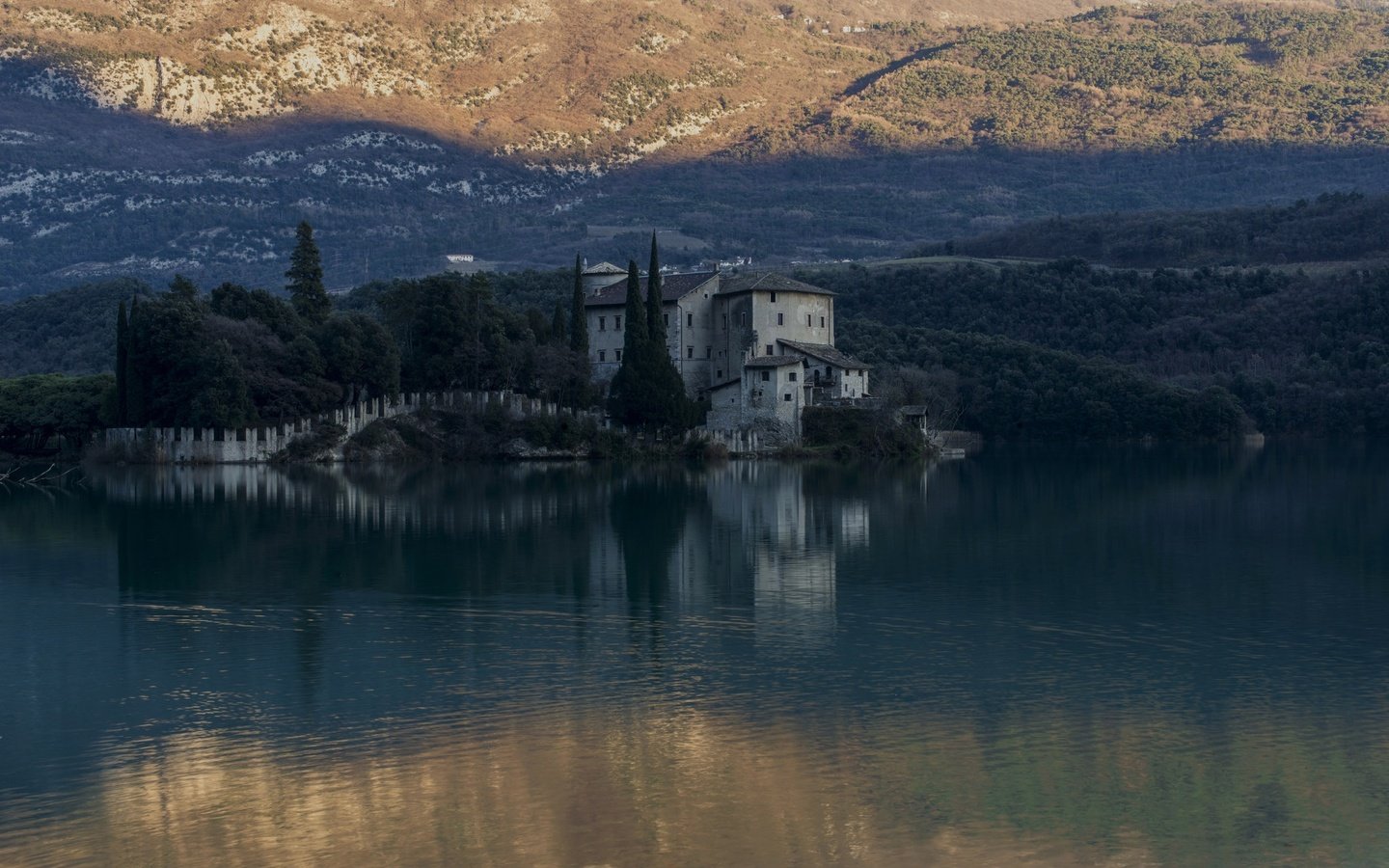 Обои озеро, замок, италия, тоблино, lake, castle, italy, toblino разрешение 2048x1367 Загрузить