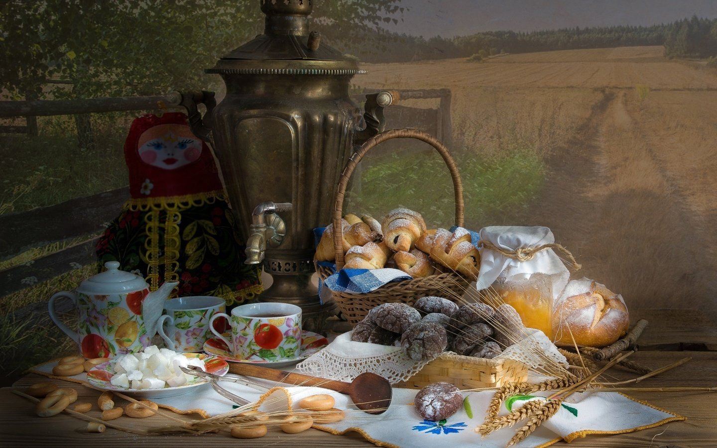 Обои кукла, печенье, колосья, выпечка, хлеб, булочки, самовар, корзина, баранки, чай, салфетка, мед, банка, doll, cookies, ears, cakes, buns, bread, samovar, basket, bagels, tea, napkin, honey, bank разрешение 2048x1411 Загрузить