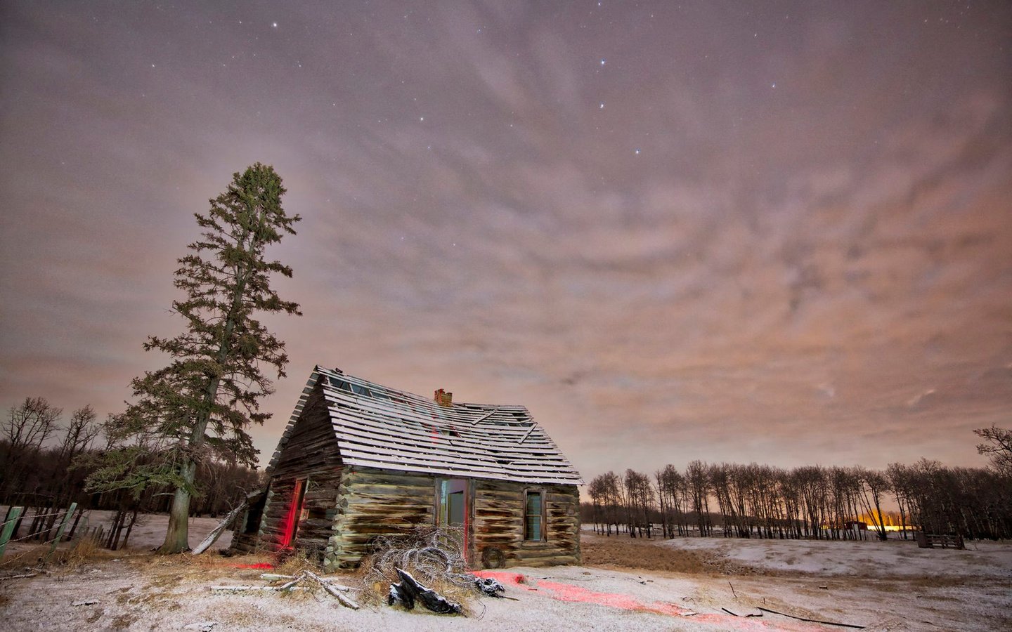 Обои небо, деревья, снег, дерево, зима, звезды, рассвет, хижина, the sky, trees, snow, tree, winter, stars, dawn, hut разрешение 1920x1279 Загрузить