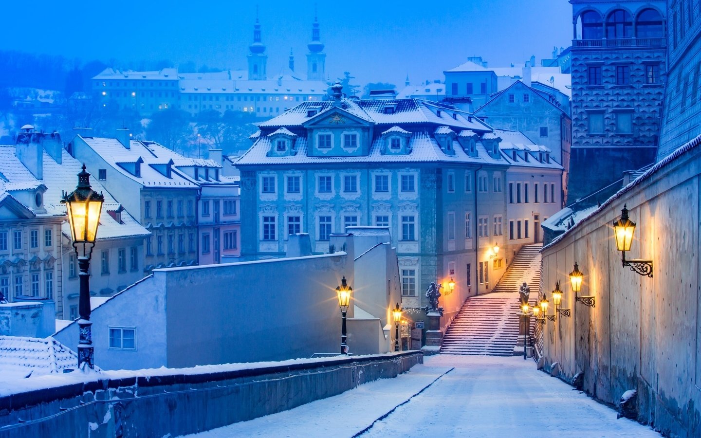 Обои свет, чехия, фонари, снег, зима, город, дома, улица, прага, light, czech republic, lights, snow, winter, the city, home, street, prague разрешение 2048x1365 Загрузить