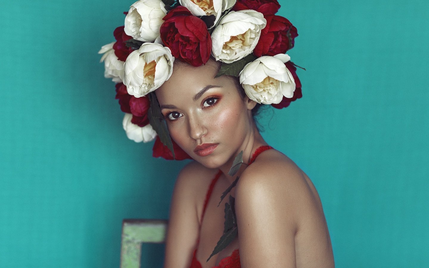 Обои цветы, девушка, портрет, взгляд, волосы, лицо, венок, flowers, girl, portrait, look, hair, face, wreath разрешение 2048x1365 Загрузить