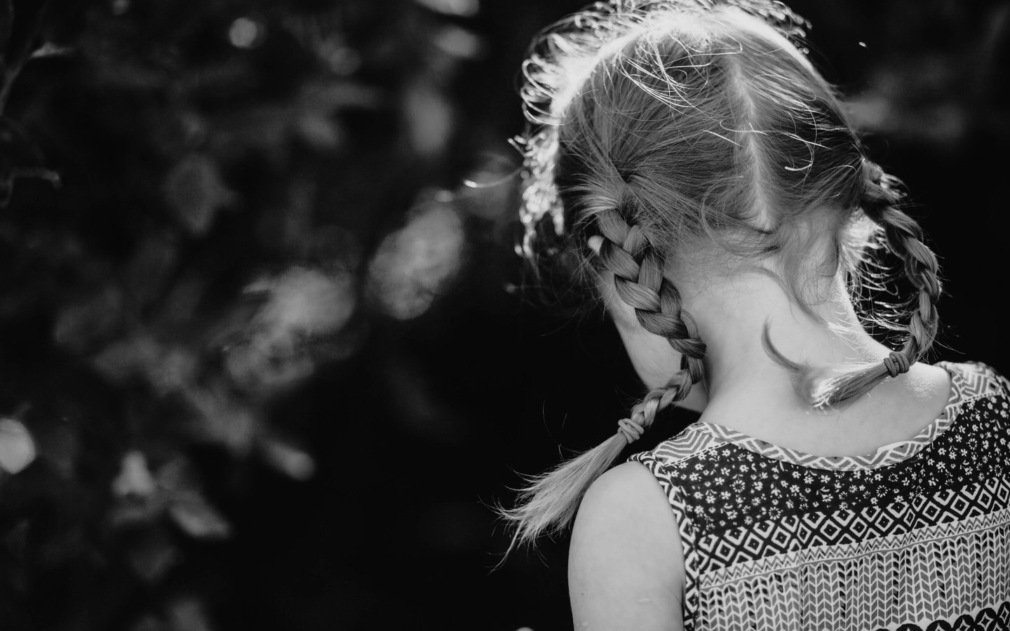 Обои чёрно-белое, дети, девочка, спина, косички, black and white, children, girl, back, braids разрешение 5760x3840 Загрузить