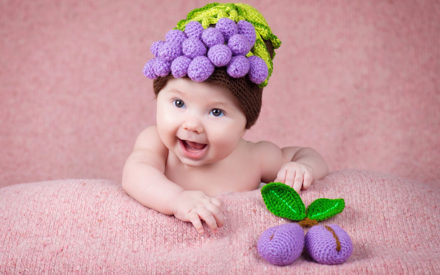 Обои дети, радость, игрушка, ягоды, ребенок, малыш, младенец, шапочка, сливы, plum, children, joy, toy, berries, child, baby, cap разрешение 6895x4602 Загрузить