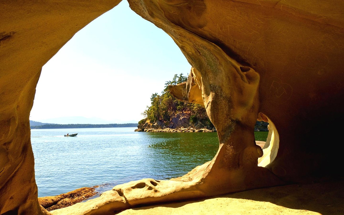 Обои лодка, пещера, канада, грот, британская колумбия, стров галиано, boat, cave, canada, the grotto, british columbia, ministers ministers galiano разрешение 1920x1080 Загрузить