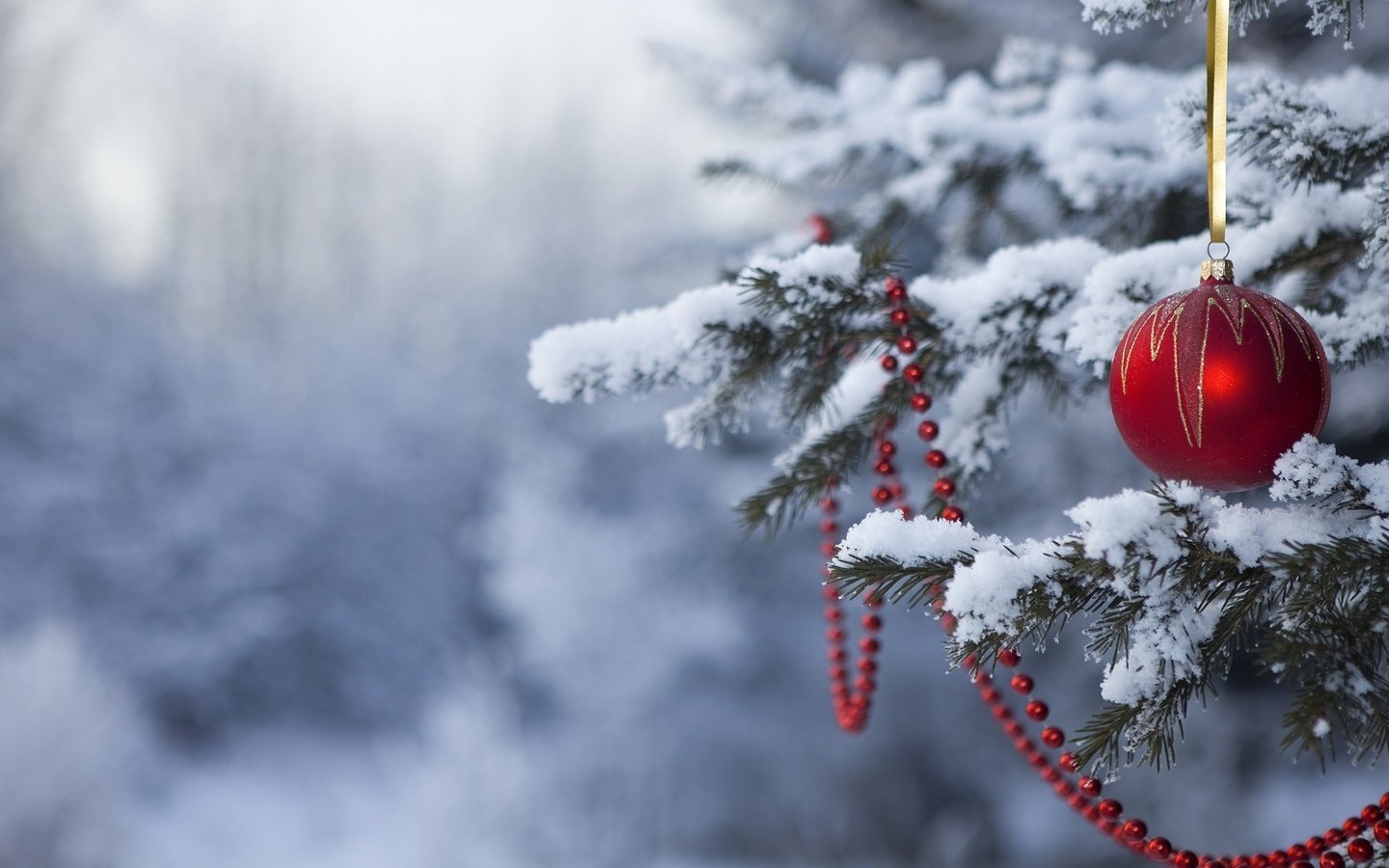 Обои снег, новый год, елка, лес, зима, шар, бусы, snow, new year, tree, forest, winter, ball, beads разрешение 1920x1080 Загрузить