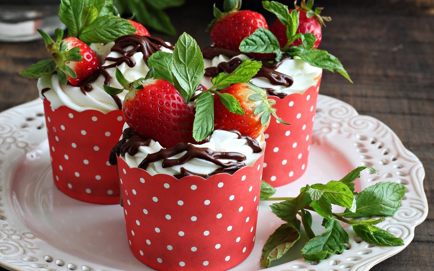 Обои мята, клубника, ягоды, шоколад, десерт, крем, mint, strawberry, berries, chocolate, dessert, cream разрешение 1920x1200 Загрузить