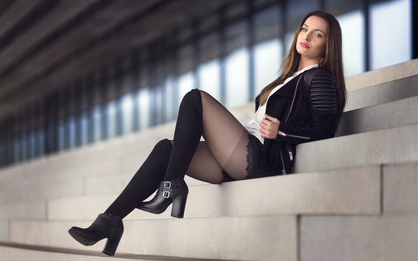 Обои девушка, модель, ножки, чулки, ступени, сидя, juliette maletras, girl, model, legs, stockings, stage, sitting разрешение 2560x1707 Загрузить