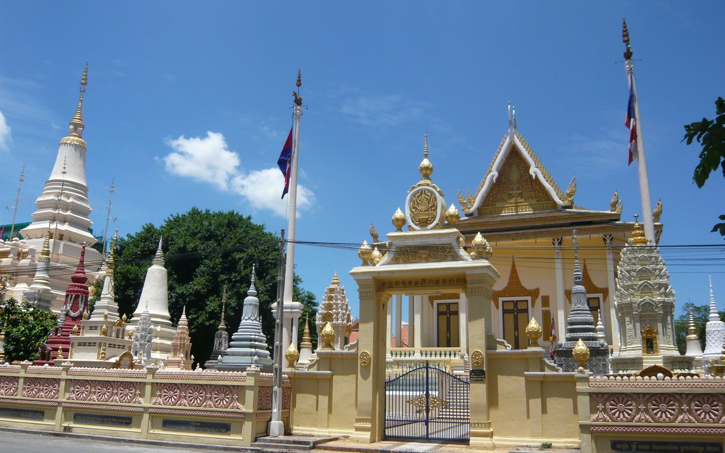 Обои храм, камбоджа, храм цветущего лотоса, temple, cambodia, the temple of the blooming lotus разрешение 3264x2448 Загрузить