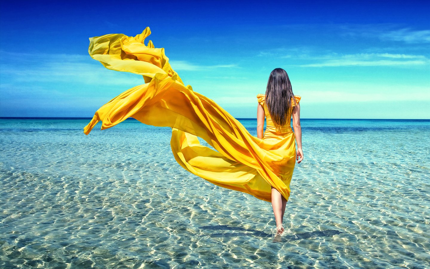 Обои небо, девушка, море, брюнетка, горизонт, спиной, желтое платье, the sky, girl, sea, brunette, horizon, back, yellow dress разрешение 1920x1200 Загрузить