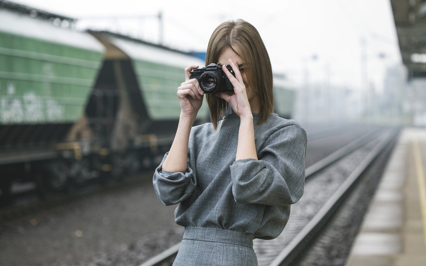 Обои железная дорога, девушка, поза, фотоаппарат, лицо, railroad, girl, pose, the camera, face разрешение 5472x3648 Загрузить