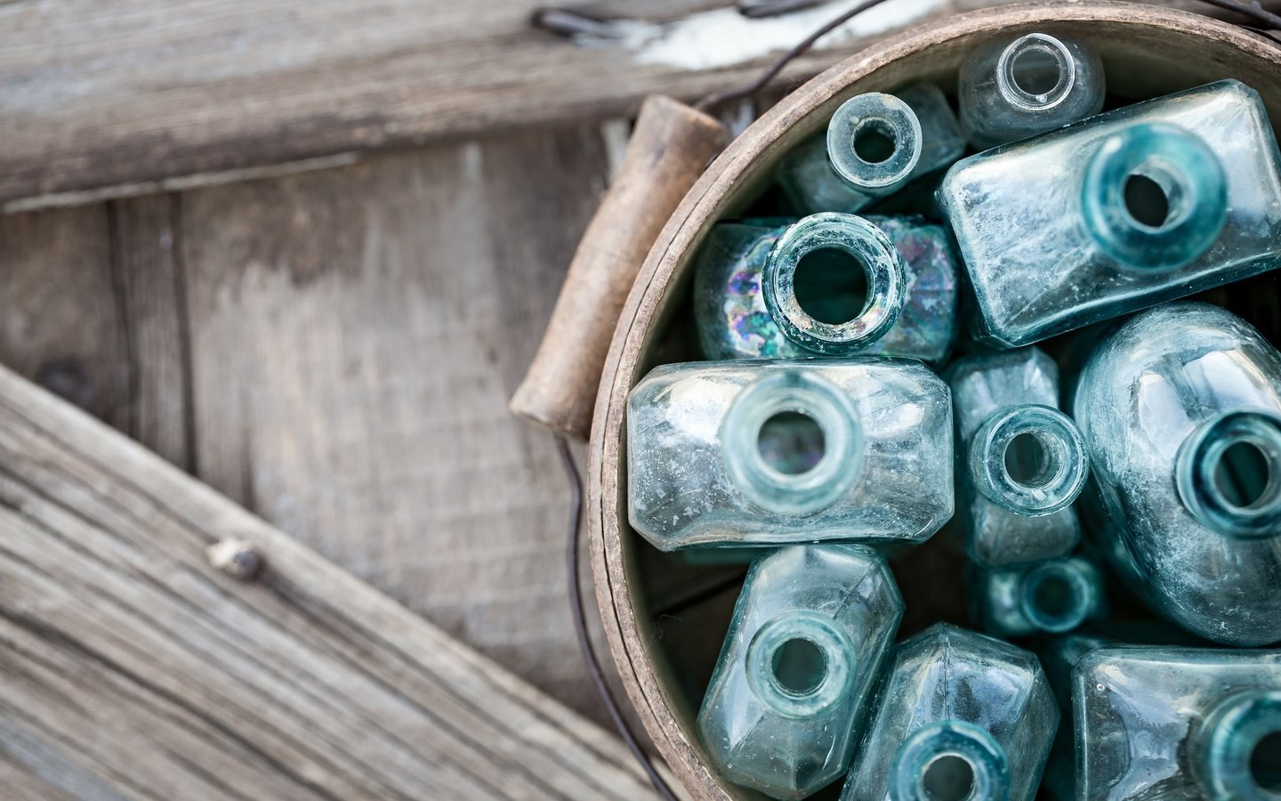 Обои фон, стекло, бутылки, ведро, деревянная поверхность, background, glass, bottle, bucket, wooden surface разрешение 2048x1365 Загрузить