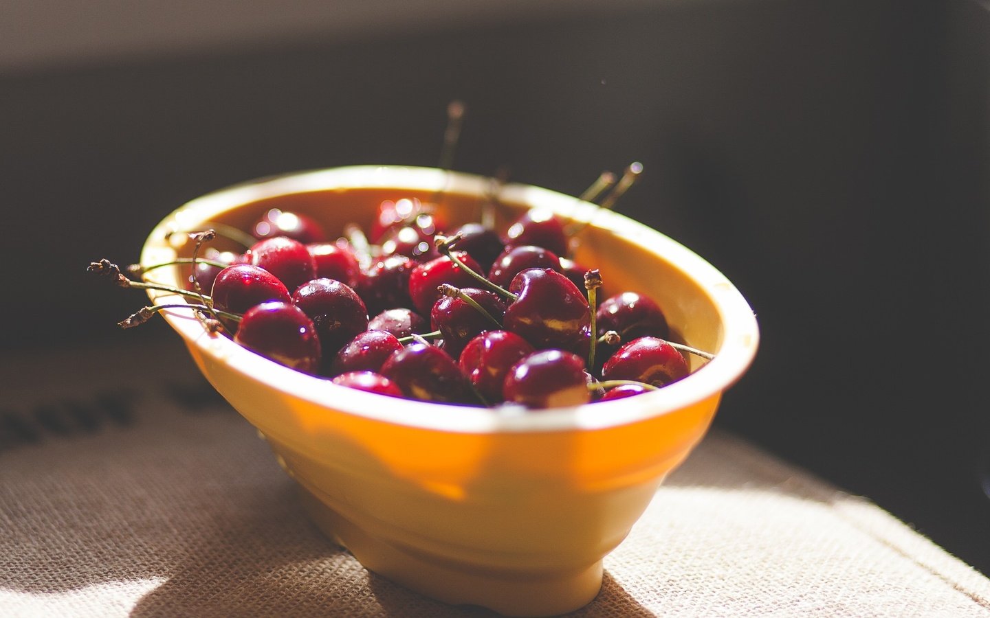 Обои черешня, ягоды, вишня, миска, солнечный свет, cherry, berries, bowl, sunlight разрешение 2523x1682 Загрузить