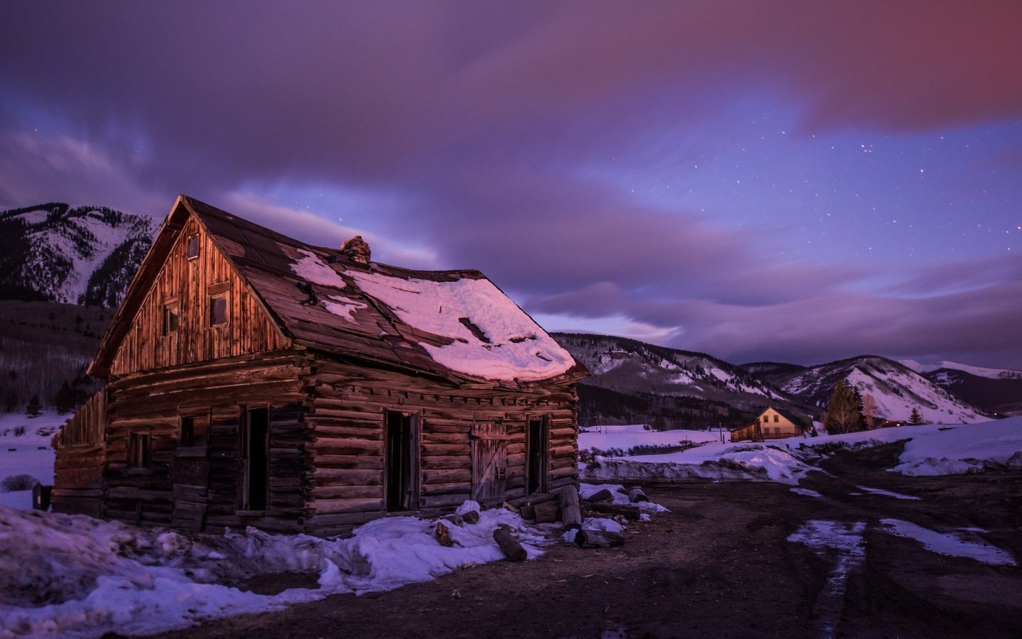 Обои небо, ночь, снег, зима, звезды, дом, изба, заброшенный, the sky, night, snow, winter, stars, house, hut, abandoned разрешение 2048x1204 Загрузить