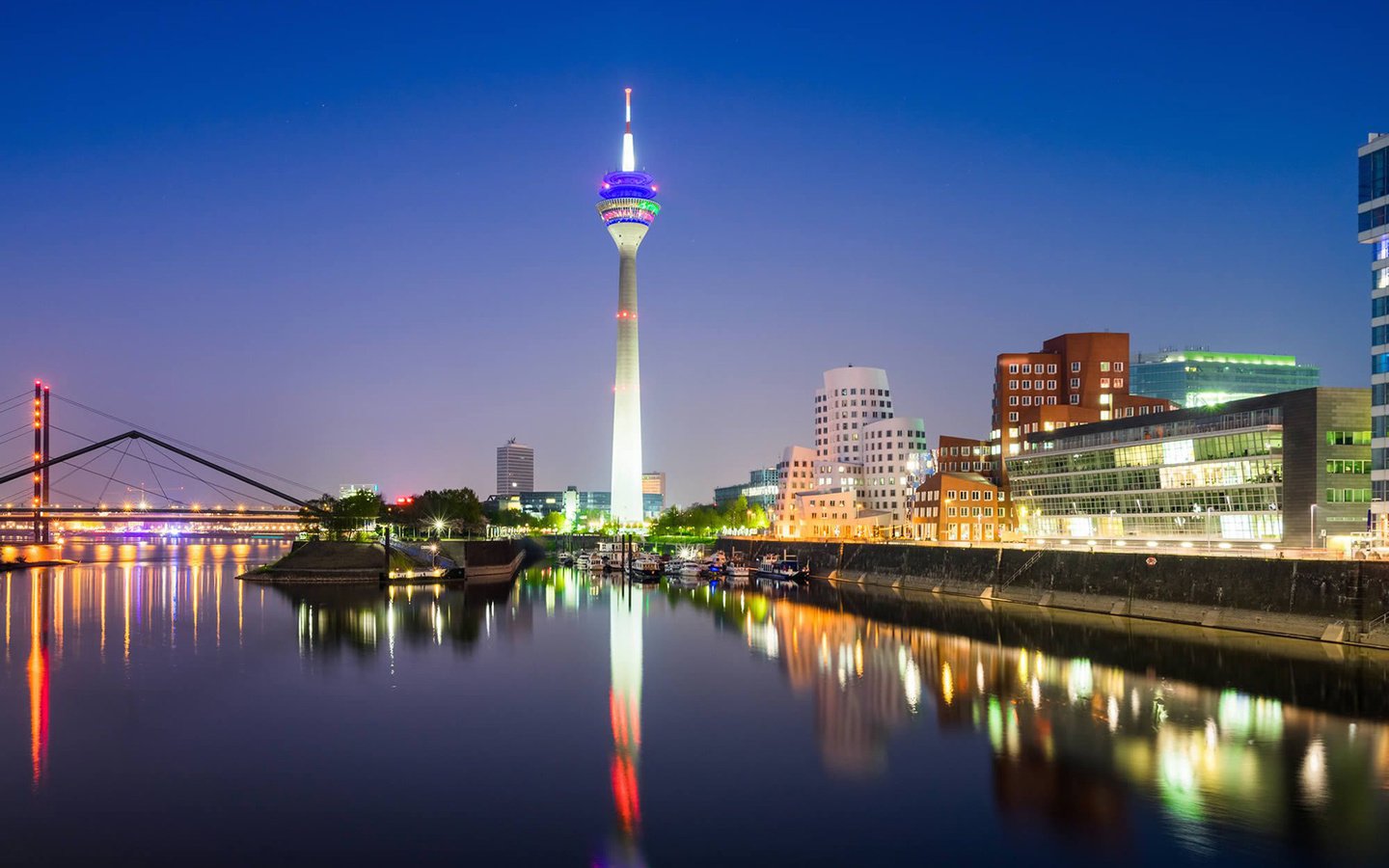 Обои ночь, огни, город, германия, дюссельдорф, night, lights, the city, germany, dusseldorf разрешение 1920x1200 Загрузить