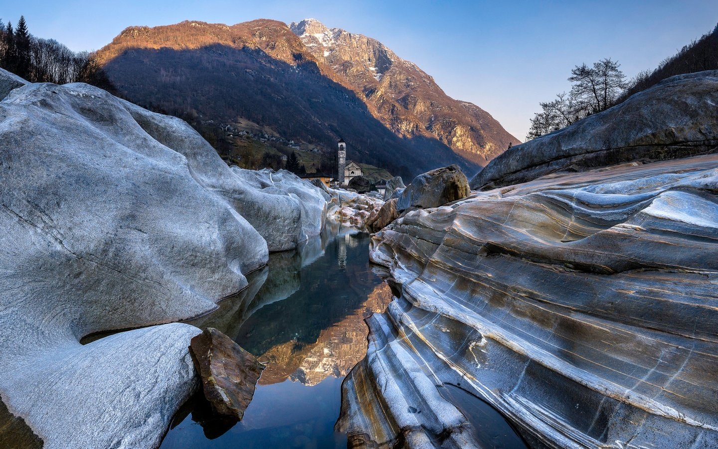 Обои озеро, тичино, горы, лавертеццо, скалы, verzasca river, швейцария, скалы-, башня, церковь, долина верзаска, verzasca valley, река верзаска, the verzasca river, lake, ticino, mountains, lavertezzo, rocks, switzerland, tower, church, valley verzasca разрешение 2048x1173 Загрузить