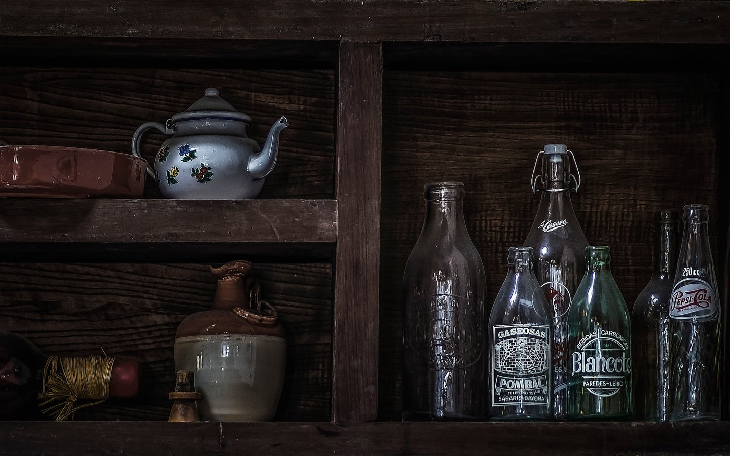 Обои бутылка, бутылки, чайник, натюрморт, полка, утварь, bottle, kettle, still life, shelf, utensils разрешение 2048x1146 Загрузить